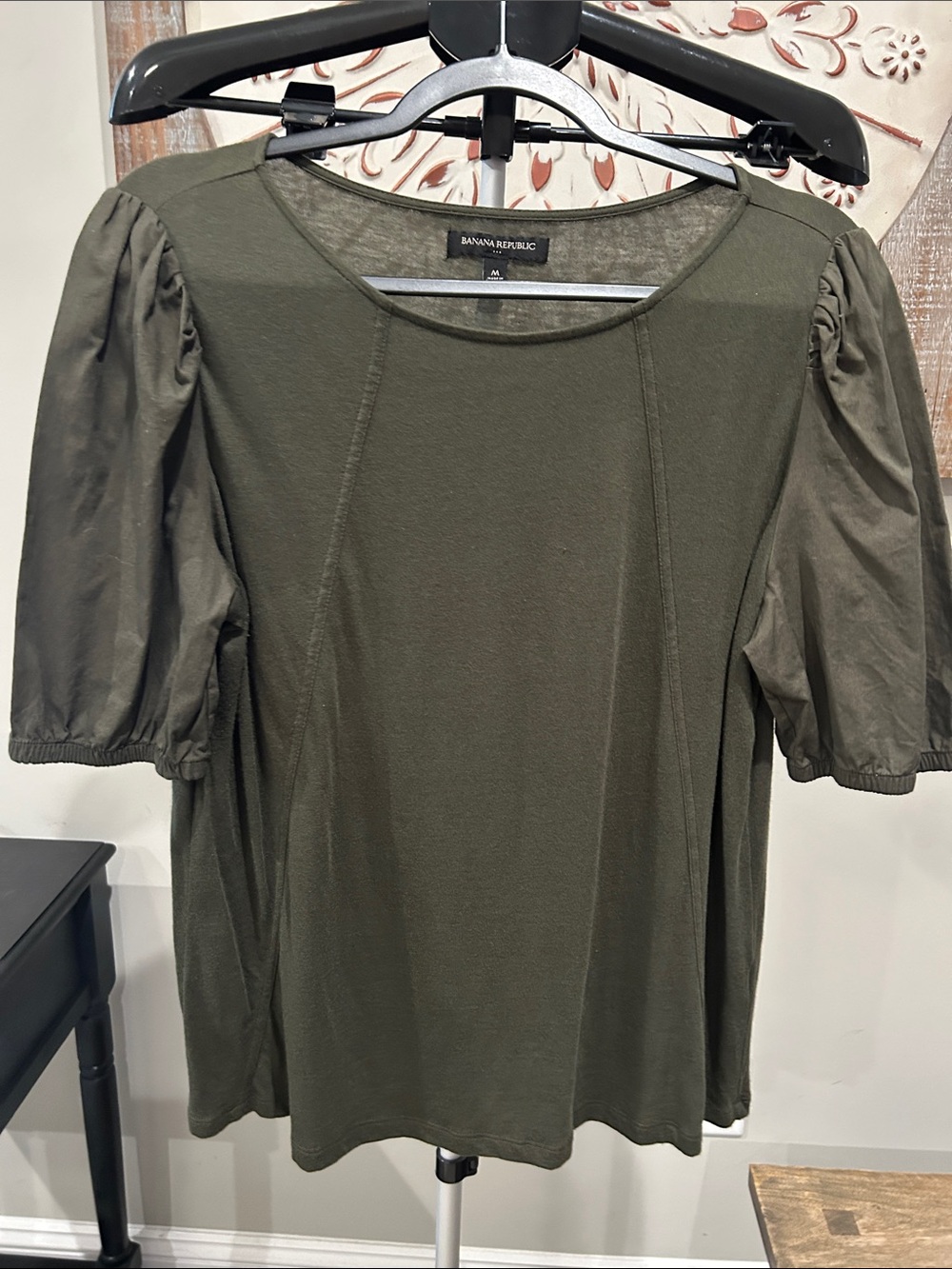Banana Republic Women’s Olive Green Puff-Sleeve Short Sleeve Top Size Medium